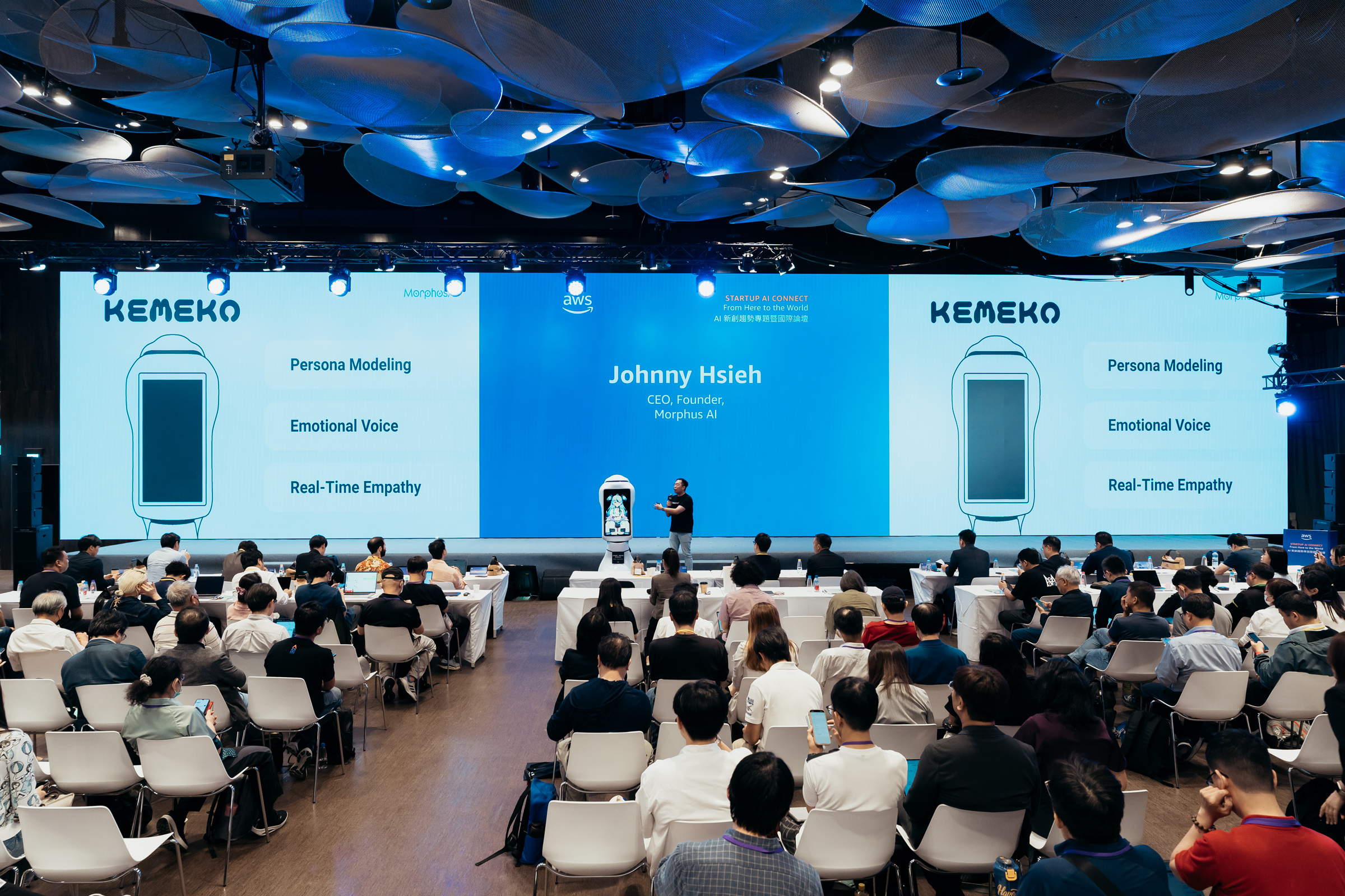 InnoVEX 2025 Exhibition - KEMEKO booth panorama and visitor interaction